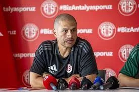 Antalyaspor Teknik Direktörü Alex de Souza'dan Galatasaray'a Destek Açıklamaları